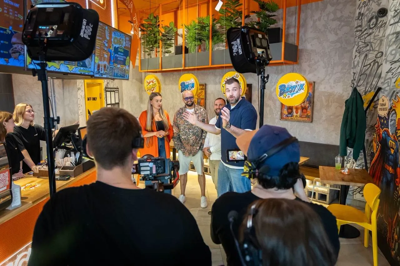 Съёмки выпуска телеканала «Пятница» в зале точки #ЧистоШава на Фрунзе 6В
